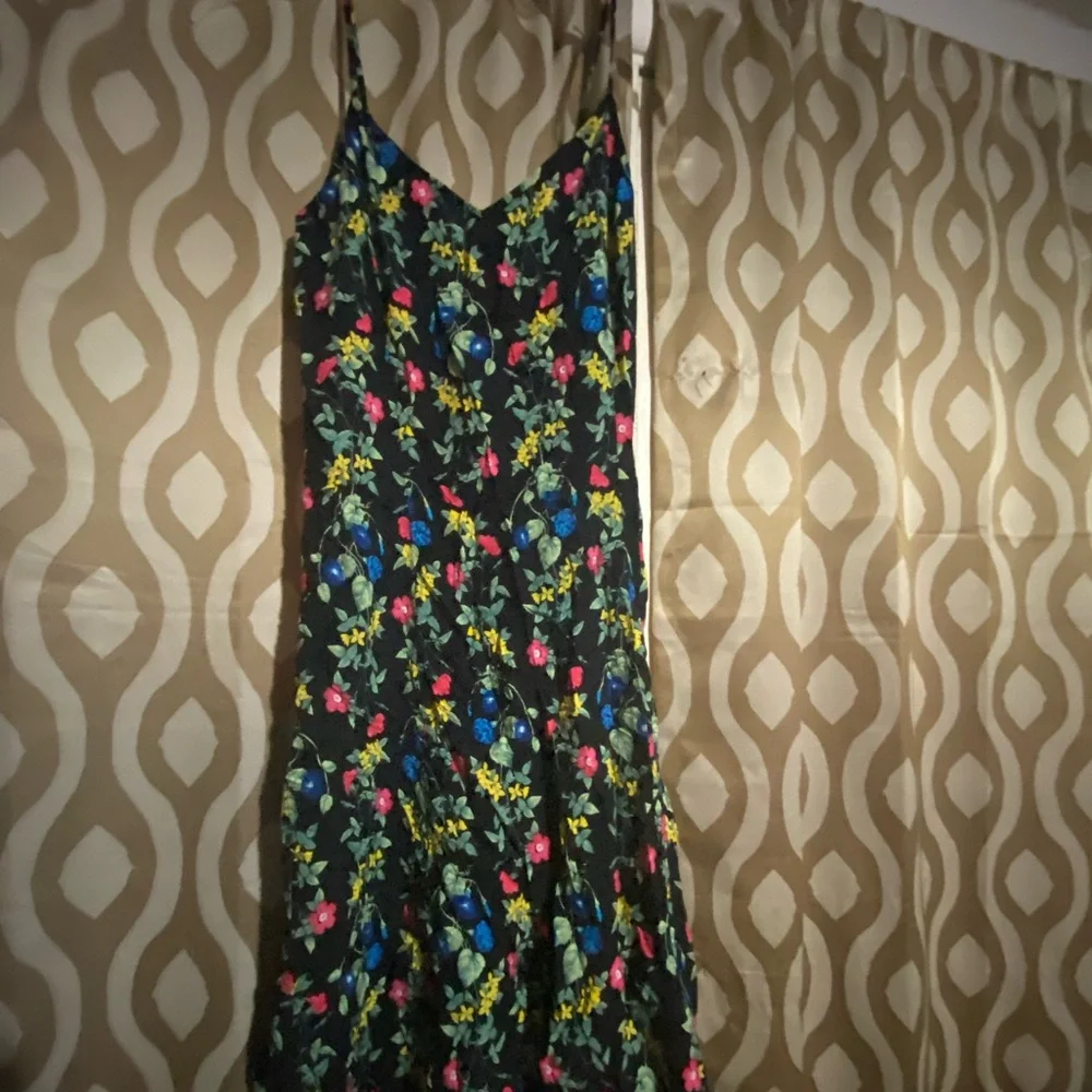 SPRING 🌱🌸 body forming flowy dress - Picture 2 of 6